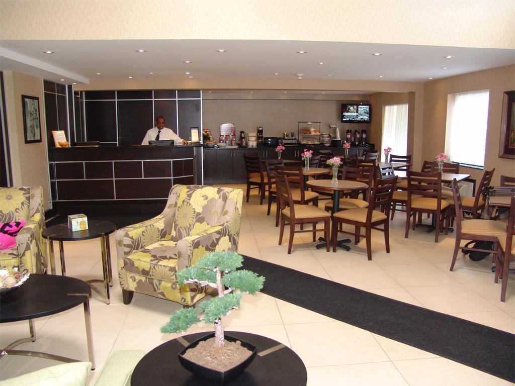 Comfort Inn East Scarborough تورونتو المطعم الصورة